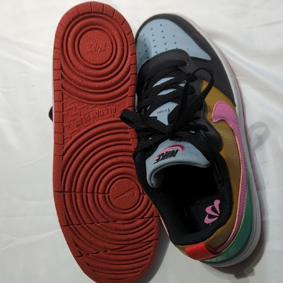 Amazing Nike Kids Black, Pink,Brown and Blue Sneakers, Beautiful !! 5.5 Y - Picture 8 of 13